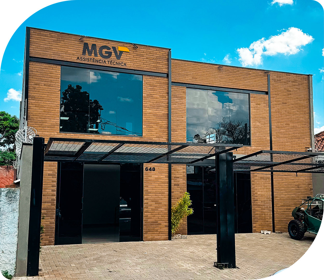 Equipe técnica da MGV realizando manutenção em equipamento de estética